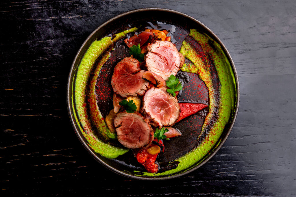 Plato de carne a la brasa con guarnición.